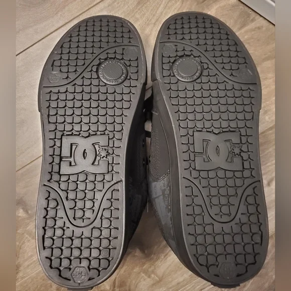 BNWT Mens DC AC/DC Shoes, Size 9.5 - Picture 7 of 12